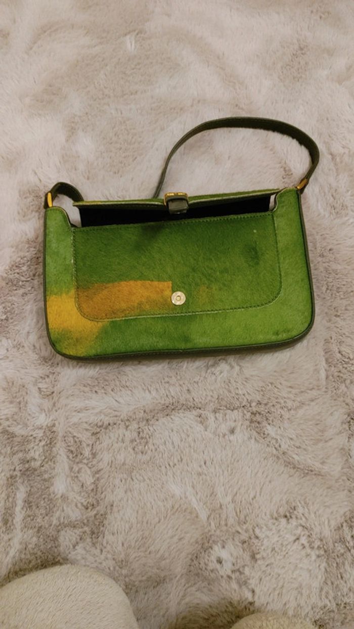 Sac baguette en cuir crin de cheval couleur vert et jaune porter épaule - photo numéro 8