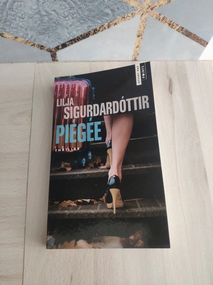 Livre poche thriller Piégée Sigurdardottir nouveau phénomène islandais