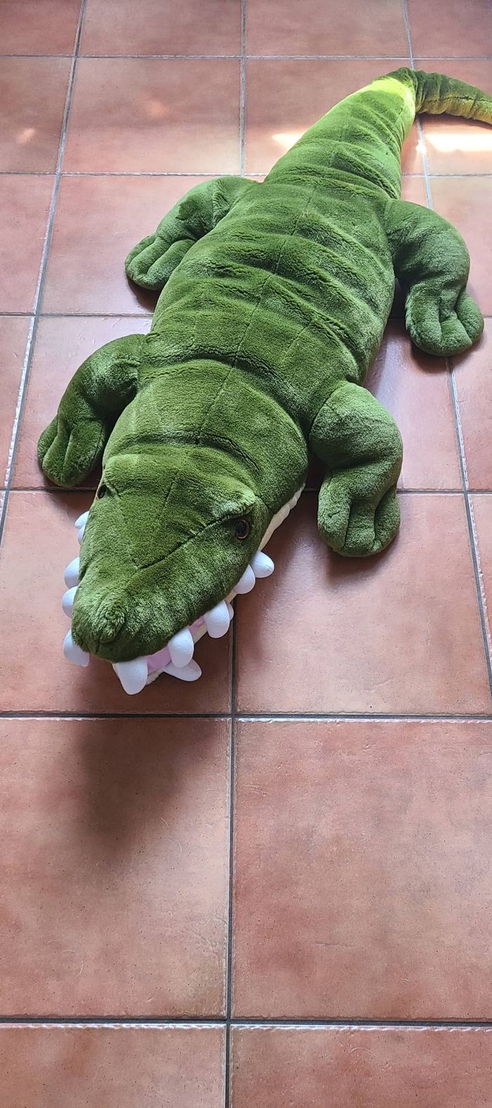 Crocodile en peluche réaliste avec bouche ouverte