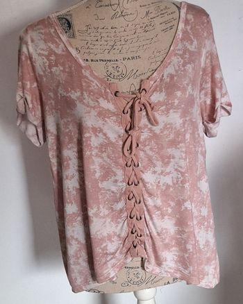 Tee-shirt fluide original rose et blanc tout lacé devant