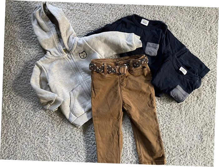 Ensemble gilet à capuche 2 tee-shirts à manches longues et un pantalon Tape à l’œil taille 9 mois