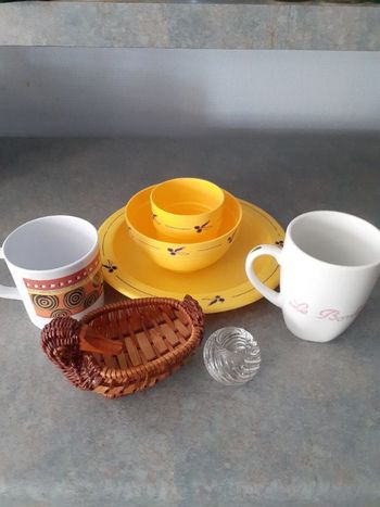 Lot assiette, bol,mugg jaune en plastique, petit panier,petit bougeoir