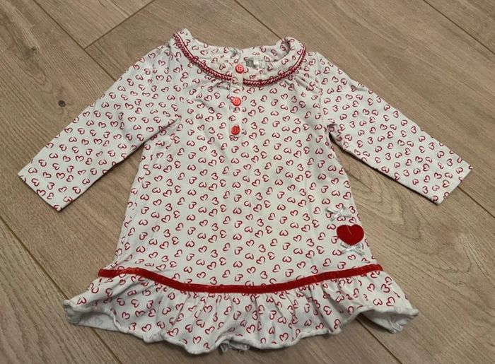 Robe rouge et blanche