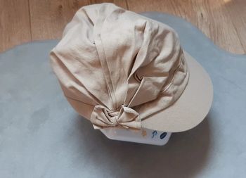 Casquette beige & doré avec noeud taille 53 cm état neuve
