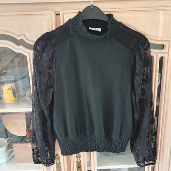 Jolis haut noir manche en dentelle Taille M Cache-cache