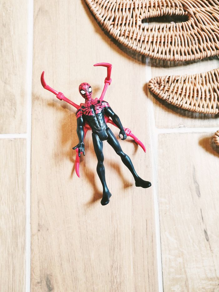 🦟 Spider-man figurine Avengers marvel Superior année 2018 marque Hasbro