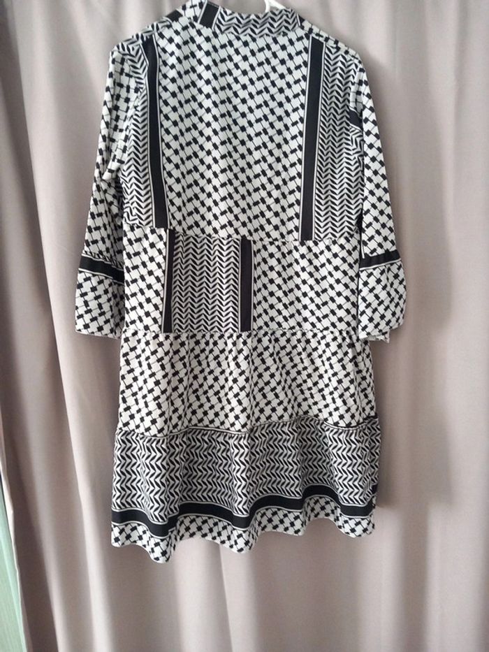 Robe courte manche 3/4 noire et blanche - photo numéro 4