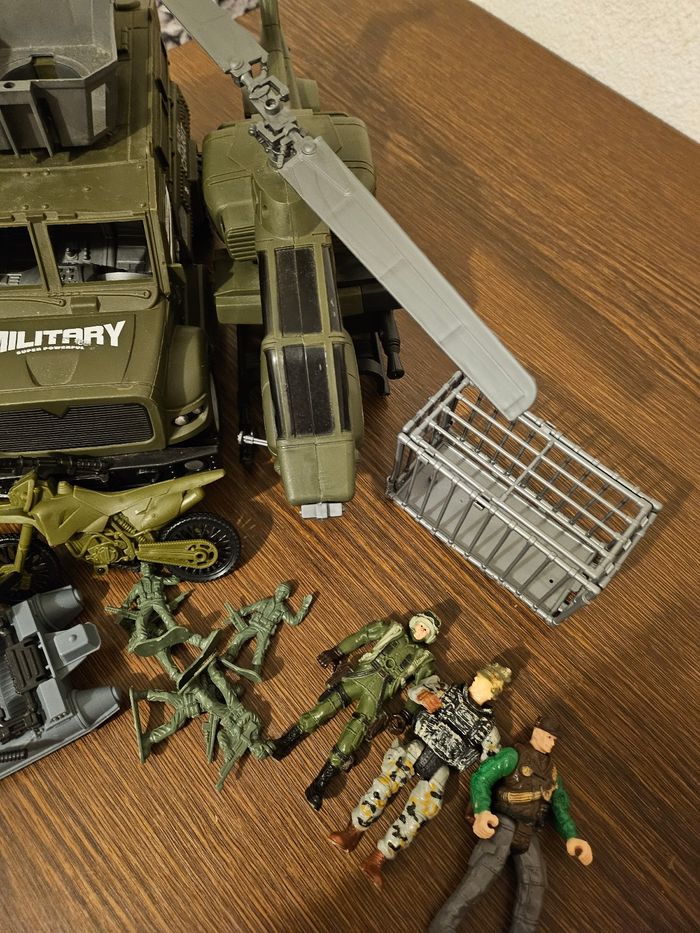 Lot de voitures militaires et figurines - photo numéro 4