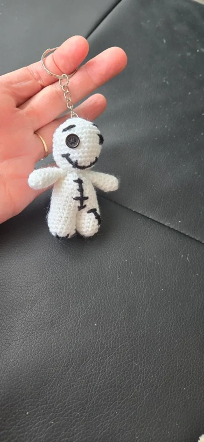 Porte clef amigurimi zombie noir et blanc neuf - photo numéro 3