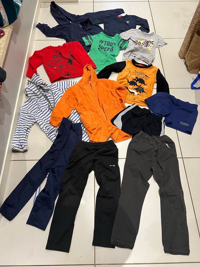 Lot numéro 4 - vêtements garçon 8 ans