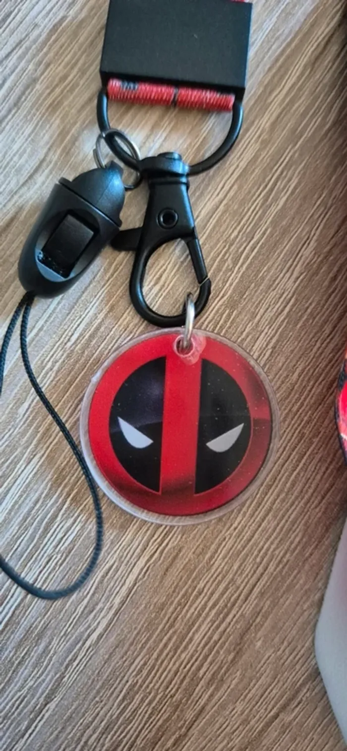 Porte carte d'identité DeadPool avec lanière fantaisie. - photo numéro 4