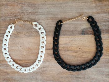 Lot de 2 colliers ras-de-cou chaîne épaisse acrylique noir et blanc
