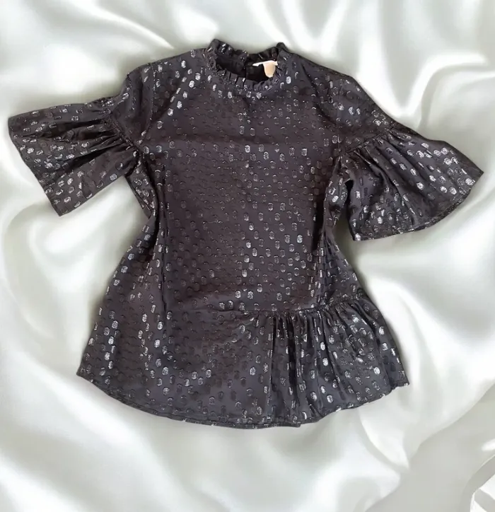 magnifique blouse noire transparente manches courtes à volants à pois S