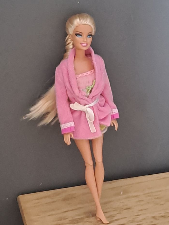 Barbie en nuisette et peignoir - photo numéro 4