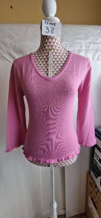 Pull, rose,en bon état ( légèrement bouloché),en acrylique, longueur 55cm, largeur d'épaule 36cm