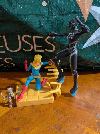 Lot figurines maxi kinder Marvel 