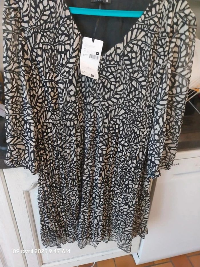 Robe évasée plissée col en V – taille 46 - Bréal - photo numéro 2