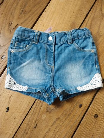 Petit short en jean, bébé fille 2 ans