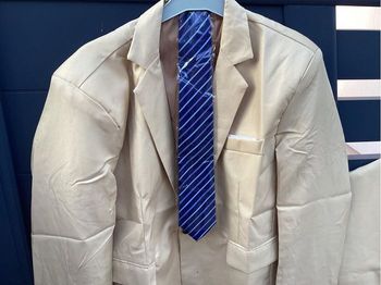 Costume 3 pieces avec cravate