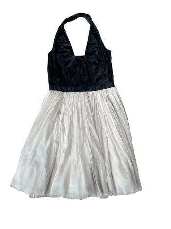 Robe de fêtes en velours noir et tulle blanc
