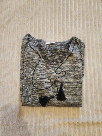 Haut gris chiné brillant – Col V à pompons – Taille L – Cache Cache – Très bon état