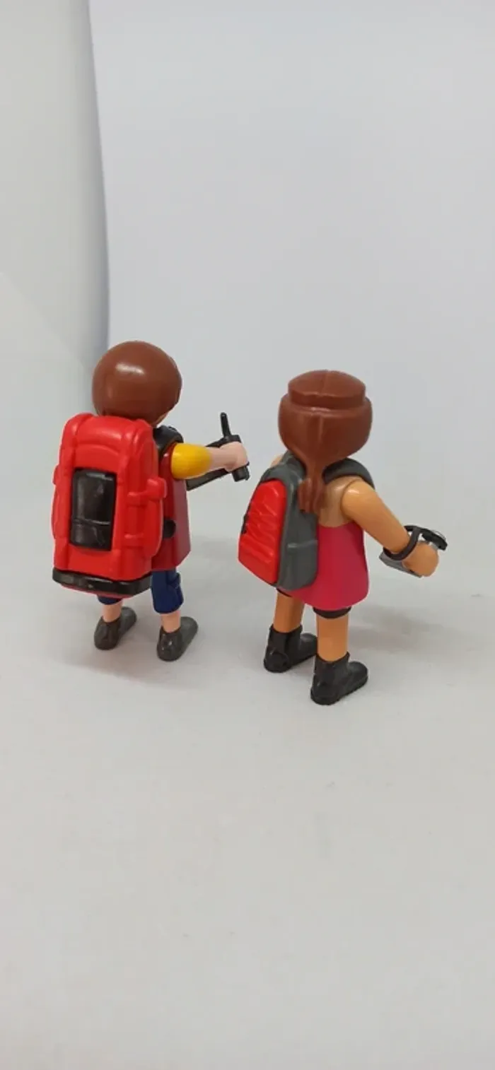Homme et femme randonneurs avec sacs et accessoires playmobil - photo numéro 4
