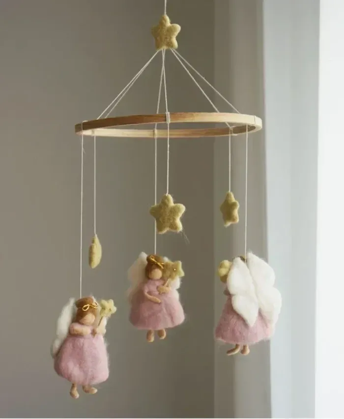 Mobile suspendu avec motifs de petites fées roses et d’étoiles pour bébé. - photo numéro 3