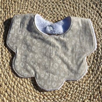 Bavoir fleur léopard gris 