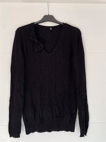 Pull noir avec noeud