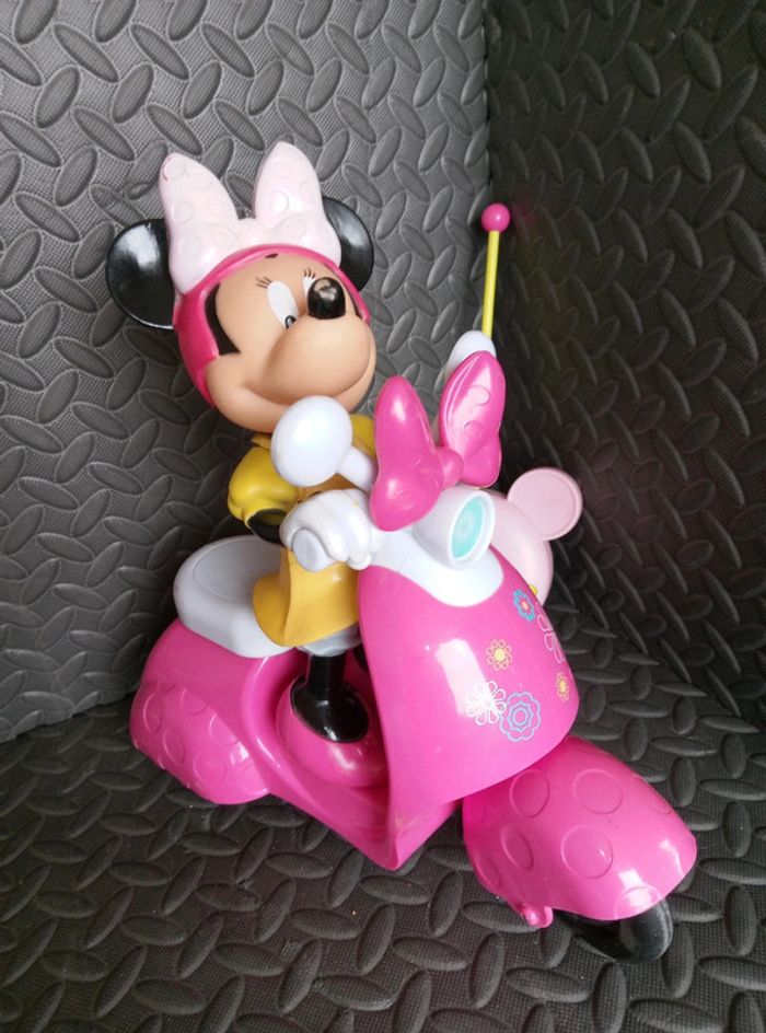 Minnie sur son scooter - photo numéro 3
