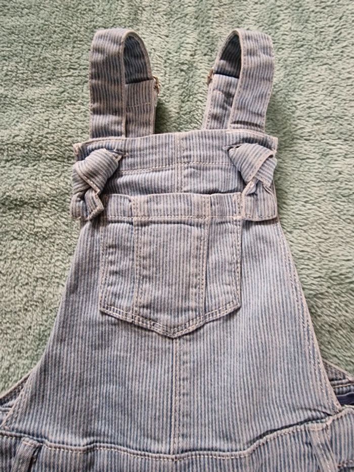 Très jolie salopette short 8 ans - photo numéro 2