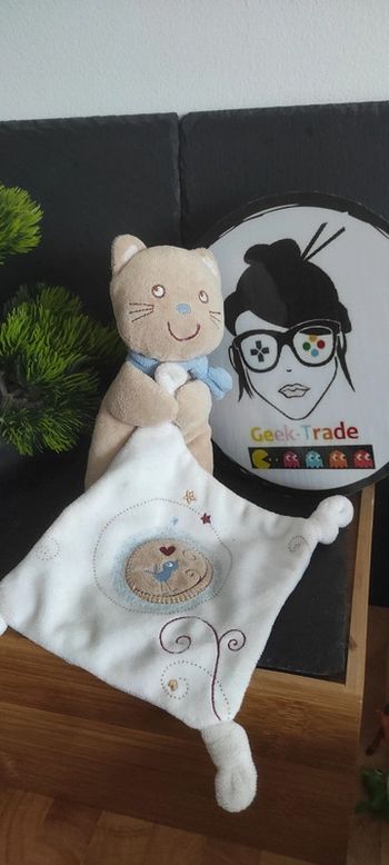 Doudou Chat beige mouchoir blanc oiseau bleu pommette marron coeur écharpe
