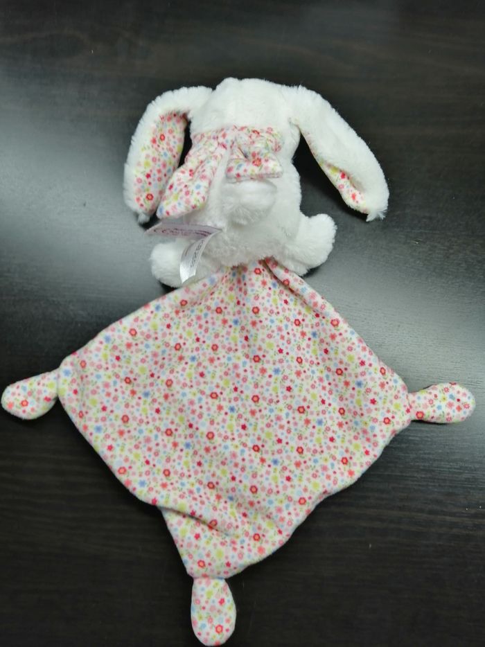 Doudou LAPIN fourrure velours blanc et motif fleurs
Avec mouchoir tout doux brodé fleurs et oiseau - photo numéro 2