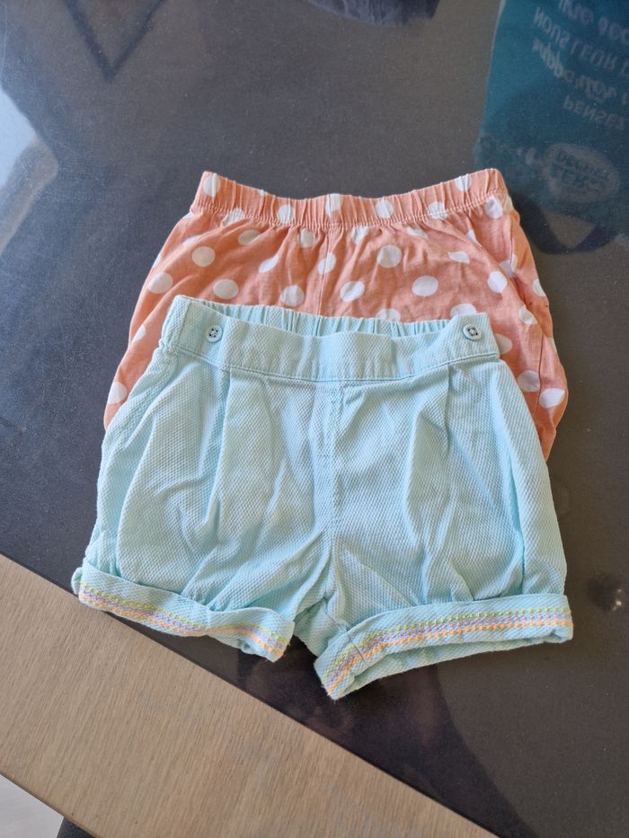 Lots de deux short fille taille 18 mois