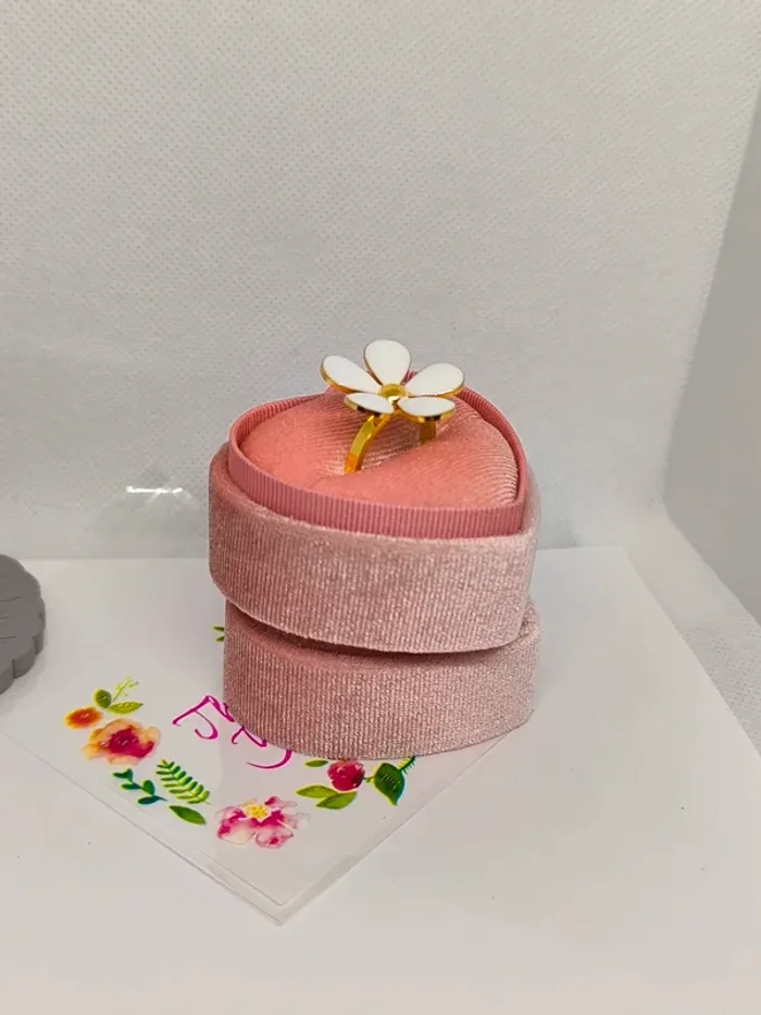 Bague dorée avec fleur blanche nacrée - photo numéro 2