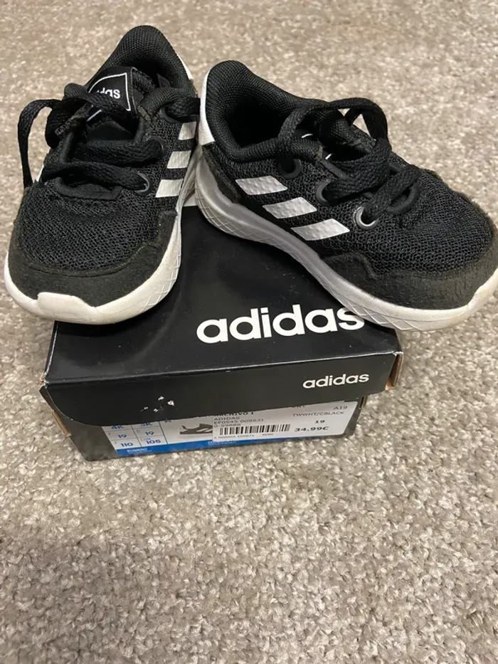 baskets Adidas noires et blanches - excellent état - taille 19 - photo numéro 2
