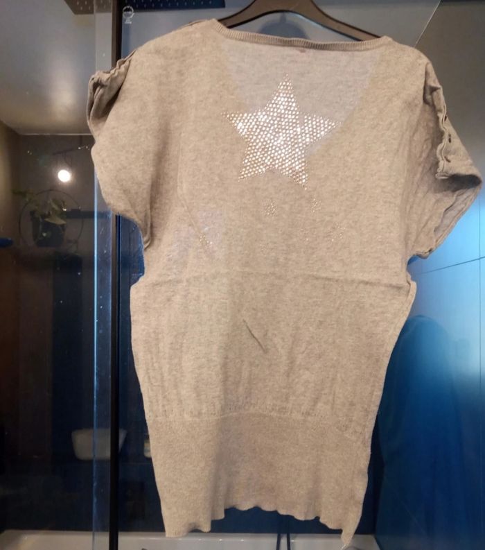 T-shirt gris col V avec étoile dans le dos - photo numéro 2
