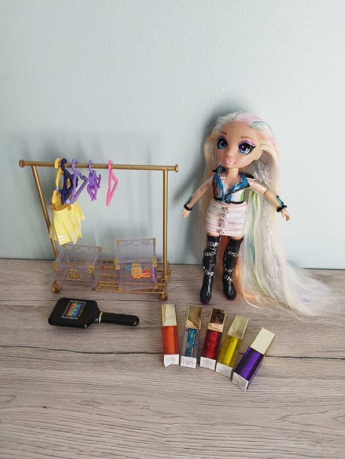 Poupée rainbow high amaya et son dressing