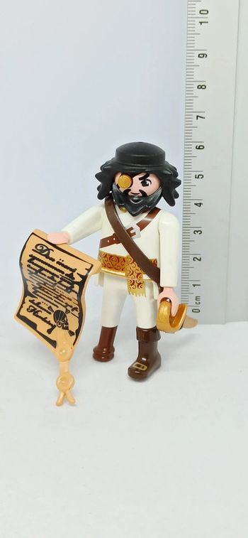 Homme pirate avec parchemin playmobil
