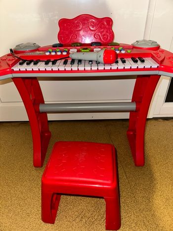 Piano avec tabouret et micro