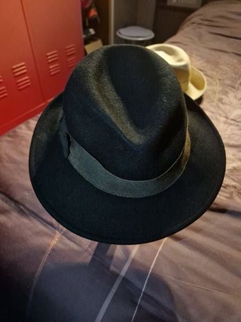Chapeau noir en feutrine