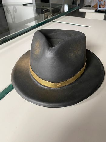 Chapeau noir et doré déguisement