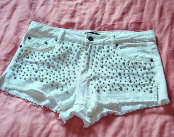 Short en jean et clous argentés