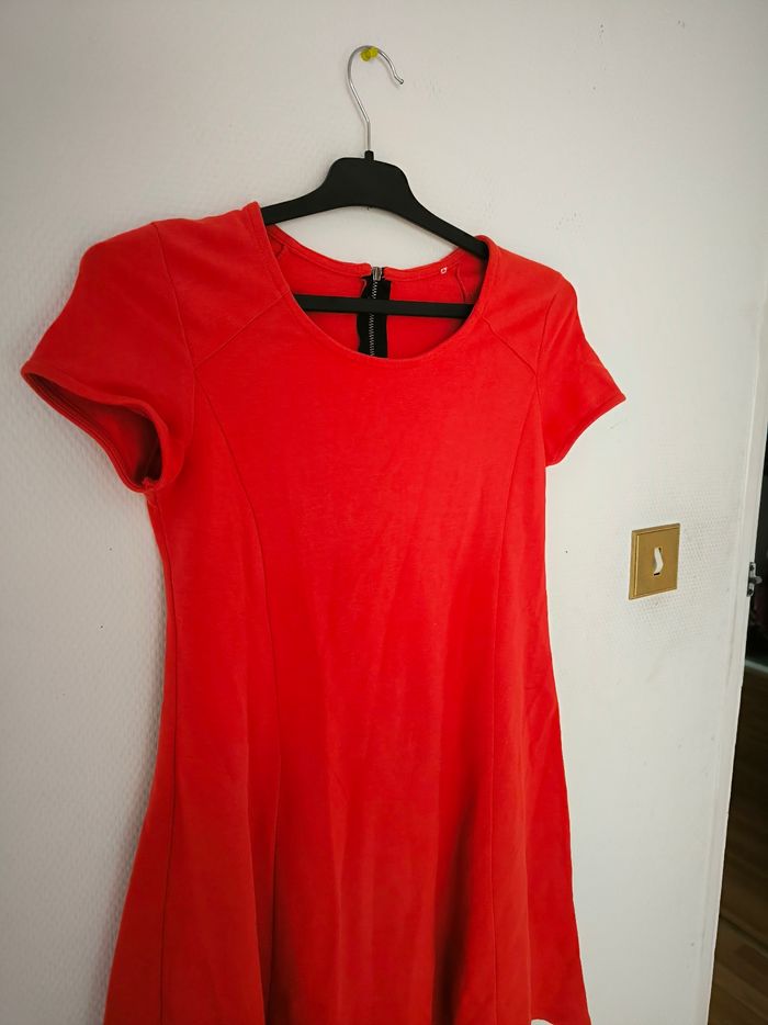 Robe rouge simple avec fermeture éclair à l'arrière taille 38 - photo numéro 2