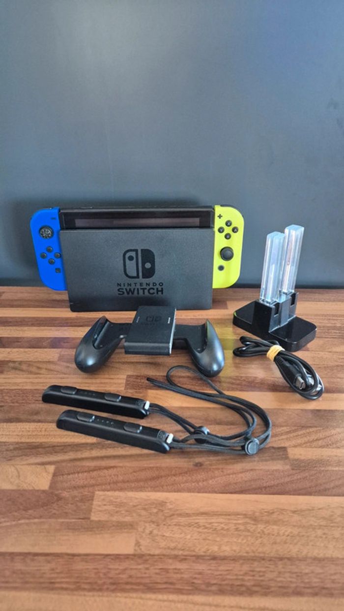 Console Nintendo switch avec chargeur manettes - photo numéro 2