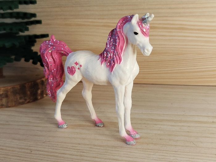 Figurine jeune licorne blanche et rose Animal imaginaire - photo numéro 2