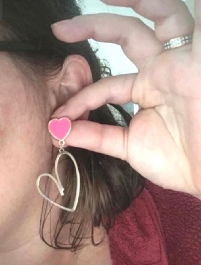 Boucles d’oreilles pendantes NEUVES pour femme en forme de cœur 💖 couleurs fuchsia et doré - photo numéro 2