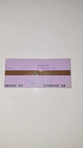 Ancien ticket de Métro des transports parisiens pour collectionneurs avec quelques petites traces de vétusté