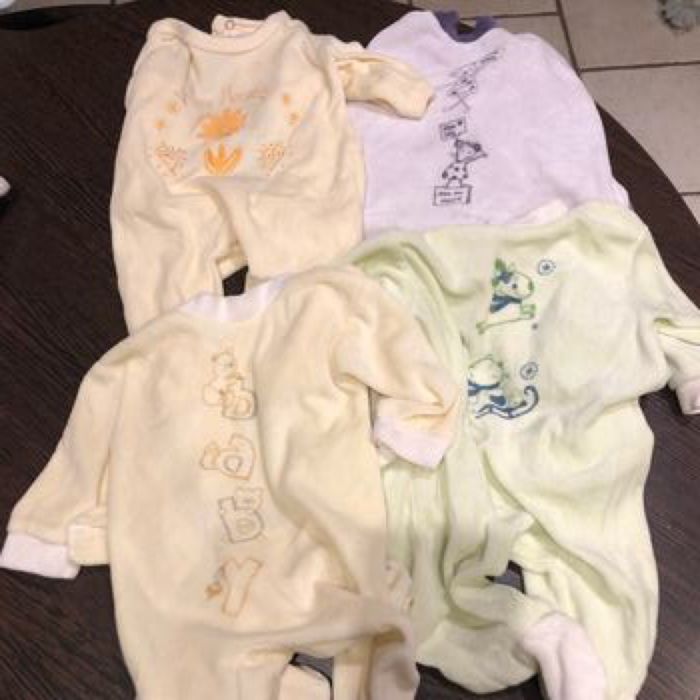 Lot de 4! Pyjamas 1 mois