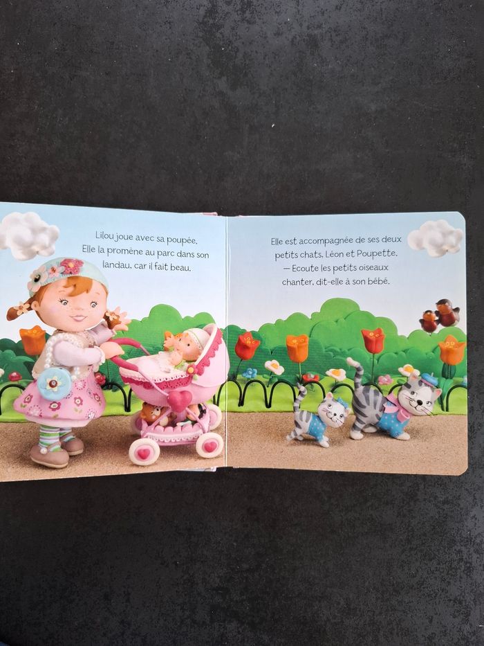 Livre cartonné Lilou joue à la poupée en bon état - photo numéro 3